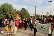 حال خوش کودکان قمی با شادپیمایی عروسک‌ها در بوستان علوی