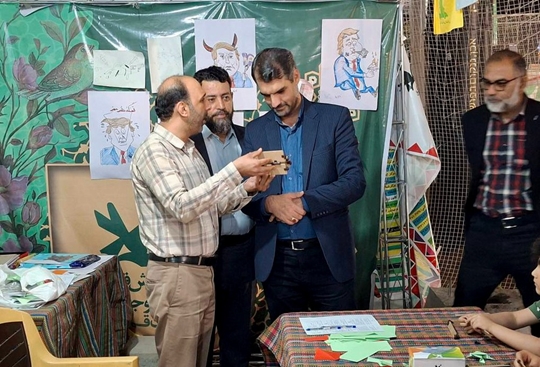بازدید نماینده مردم قم در مجلس شورای اسلامی از غرفه کانون پرورش فکری