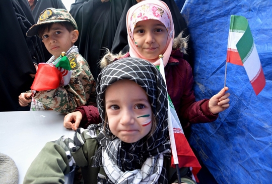 حضور پر شور کودکان و نوجوانان در کنار خانواده ها در جشن چهل و هفتمین سالگرد پیروزی انقلاب اسلامی ایران در غرفه کانون پرورش فکری کودکان و نوجوانان استان قم در مسیر راهپیمایی ۲۲ بهمن ۱۴۰۴
